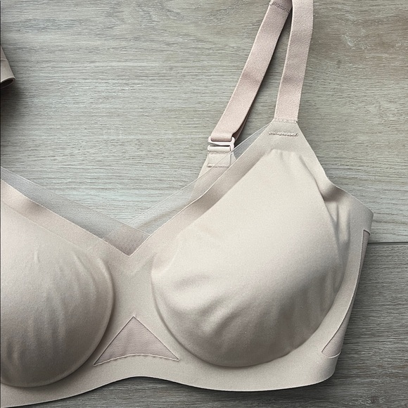 Two Honeylove CrossOver Bras - Picture 4 of 10